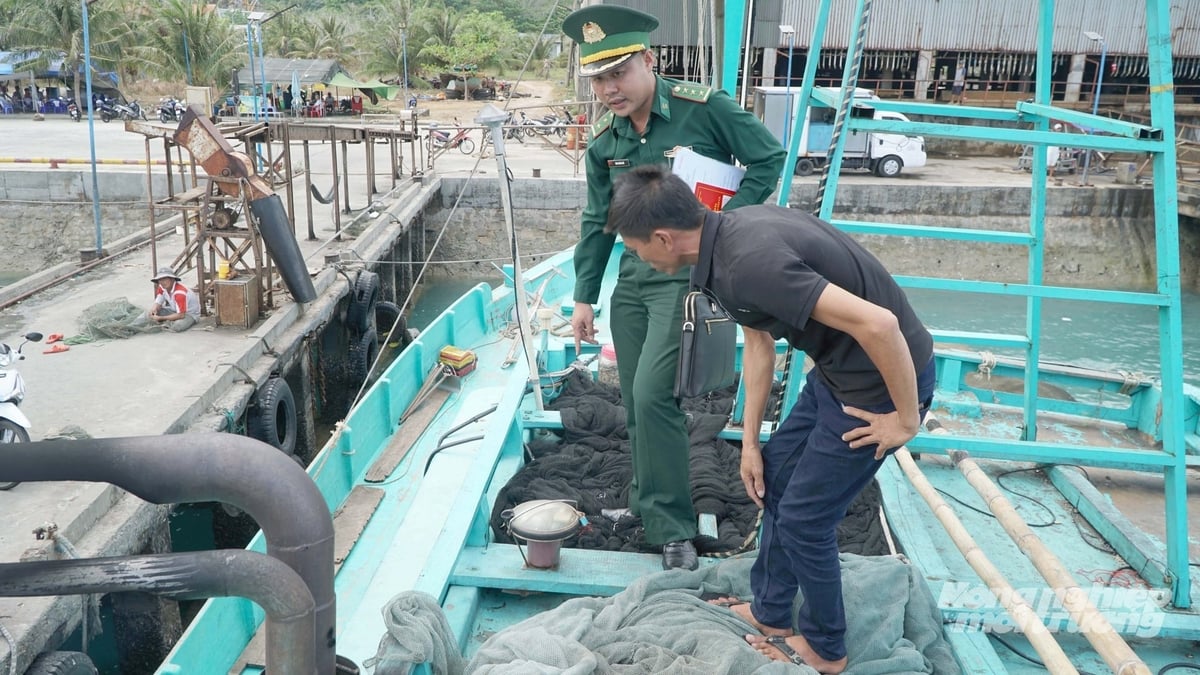 Ngư dân TP.HCM thực hiện khai báo điện tử và duy trì thiết bị giám sát hành trình VMS, góp phần xây dựng nghề cá có trách nhiệm, minh bạch và phát triển bền vững. Ảnh: Lê Bình.