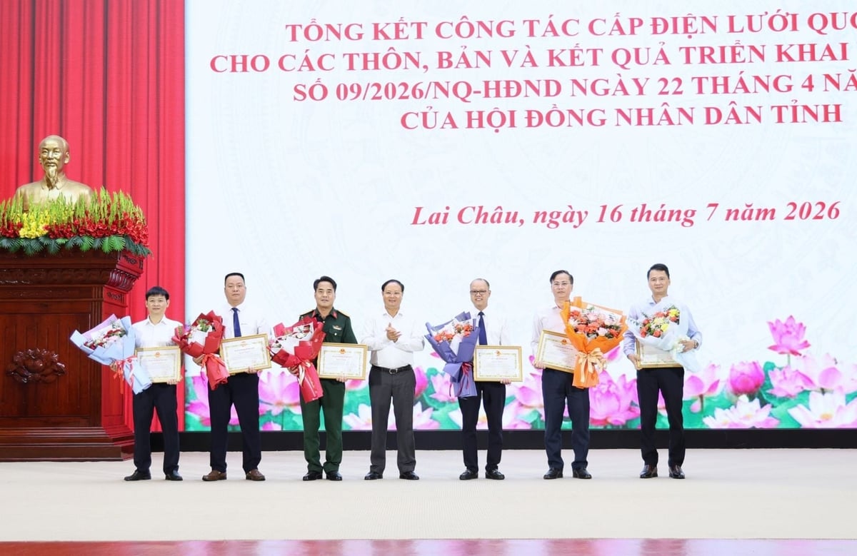 Bí thư Tỉnh ủy Lai Châu Lê Minh Ngân trao Bằng khen cho các tập thể có thành tích xuất sắc. Ảnh: Nguyễn Chanh.