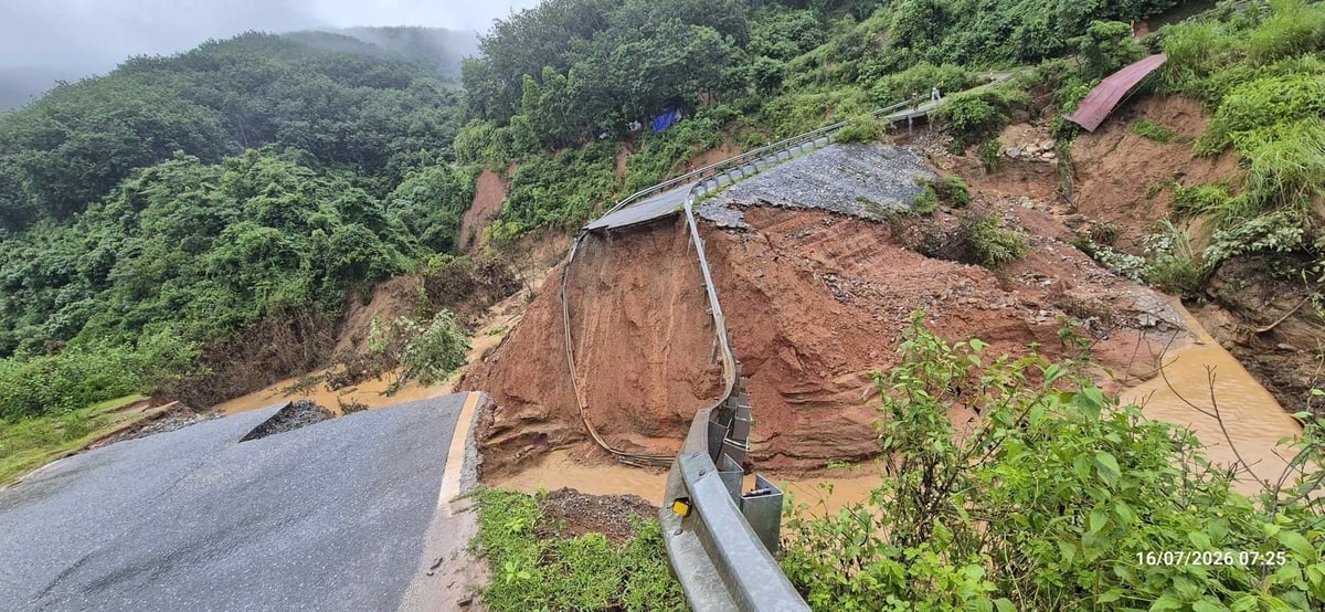 Km76+300 quốc lộ 12, trên tuyến từ xã Lê Lợi hướng đi Lai Hà bị đứt đoạn, không thể di chuyển. Ảnh: Lam Sơn.