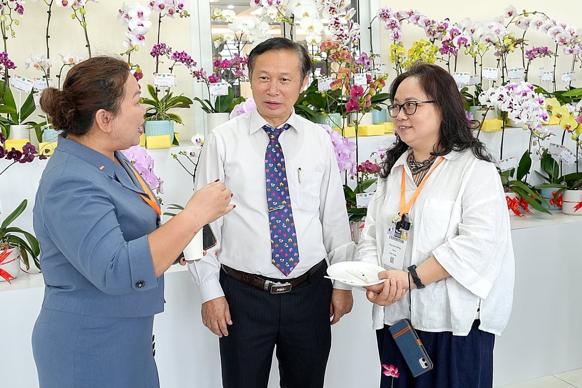 PGS.TS Đặng Văn Đông (giữa) tự hào vì 2 giống lan hồ điệp đã được chuyển nhượng bản quyền. Ảnh: Bảo Thắng.