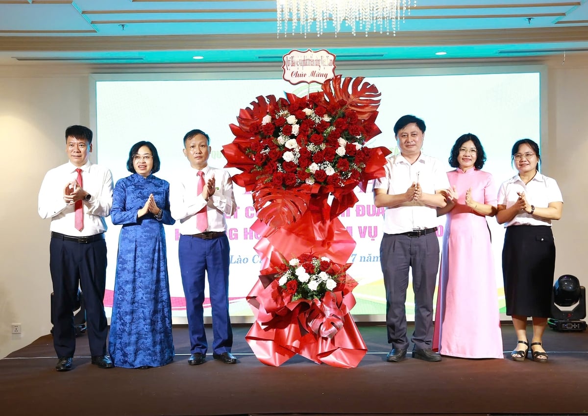 Ông Lê Văn Thanh, Giám đốc Quỹ Bảo vệ và Phát triển rừng Việt Nam tặng hoa cụm thi đua. Ảnh: Thanh Ngà.