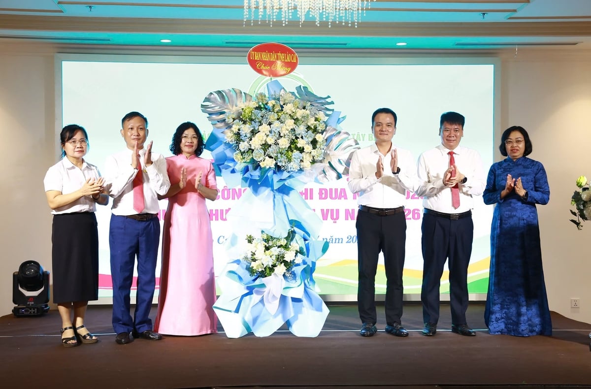 Phó Chủ tịch UBND tỉnh Lào Cai Giàng Quốc Hưng tặng hoa cụm thi đua 6 tỉnh. Ảnh: Thanh Ngà.