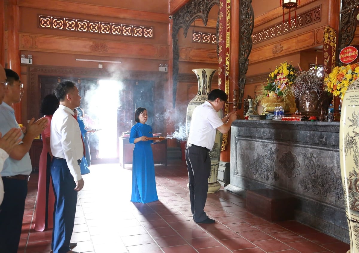 Đoàn tới dâng hương tại Khu di tích lịch sử lăng mộ Nguyễn Thái Học, phường Yên Bái, tỉnh Lào Cai. Ảnh: Thanh Ngà.