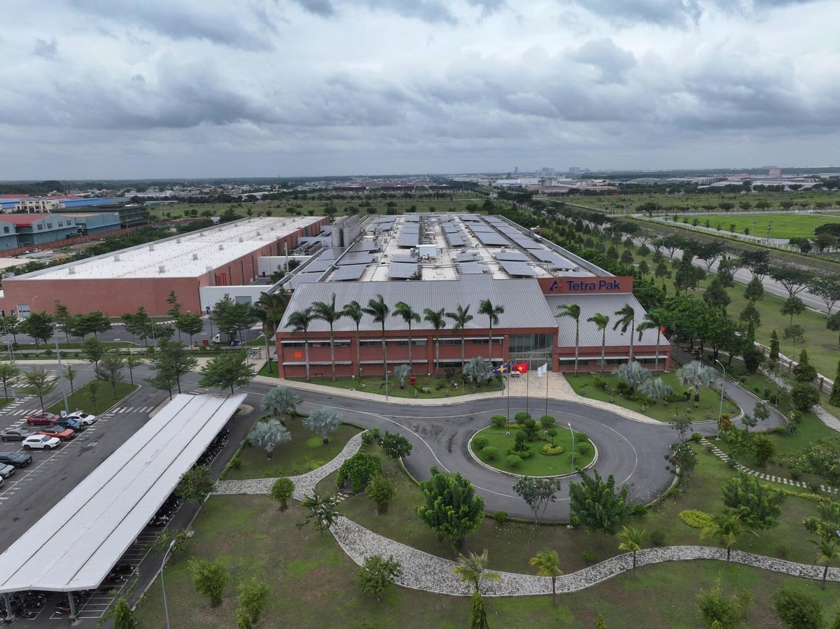 Nhà máy đáp ứng nhu cầu năng lượng được cung cấp từ nguồn tái tạo nhờ hệ thống pin năng lượng mặt trời hơn 5.900 m² được lắp đặt trên mái nhà máy. Ảnh: Tetra Pak.