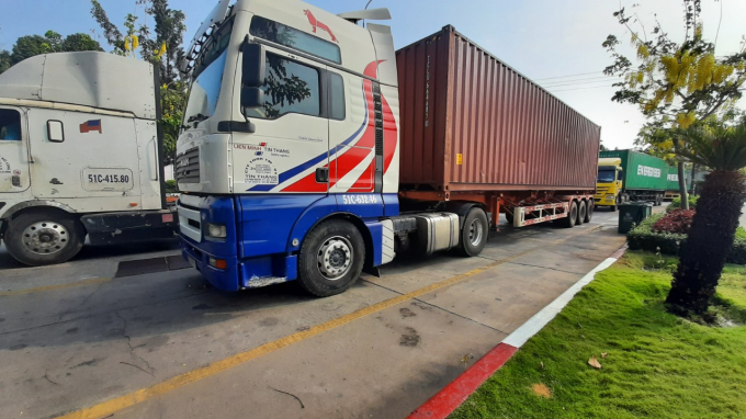 11-120731_832.jpg Trong khi đó tại khu vực làm thủ tục thông quan, giao thương hàng hóa lại tấp nập, hàng trăm chiếc xe container nối đuôi nhau dài hàng km, chật cứng cả làn đường. Ảnh: Trần Trung.