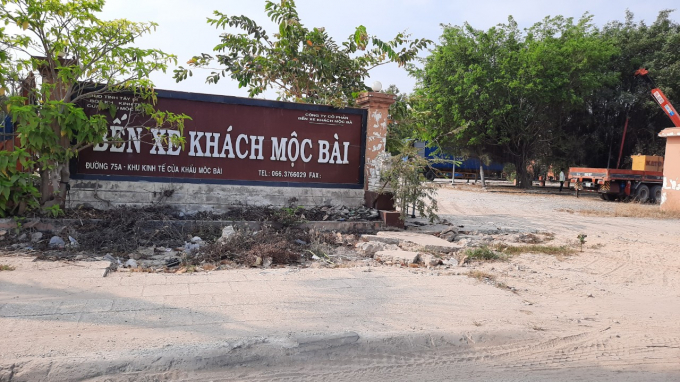 12-120640_801.jpg Tại bến xe Mộc Bài trước khi chưa có lệnh đóng cửa toàn bộ đường mòn, lối mở biên giới, khu vực này rất sôi động, mỗi ngày có hàng trăm xe vận chuyển khách. Tuy nhiên, hiện chỉ còn 1 xe nằm tại bến nhưng đã 3 ngày nay vẫn chưa lăn bánh vì không có khách. Ảnh: Trần Trung.