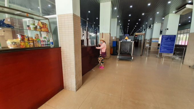4-120608_318.jpg Cả buổi sáng, công dân đến làm thủ tục xuất nhập cảnh đếm trên đầu ngón tay. Ảnh: Trần Trung.