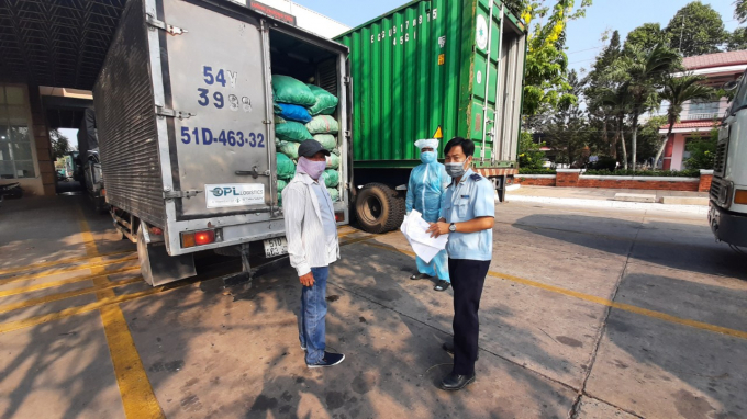 5-120906_366.jpg Cán bộ Chi cục hải quan Mộc Bài kiểm tra người và phương tiện trước khi thông quan. Ảnh: Trần Trung.