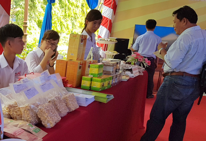 Giới thiệu nhân điều chế biến sâu tại một hội nghị của ngành điều. Ảnh: NNVN.