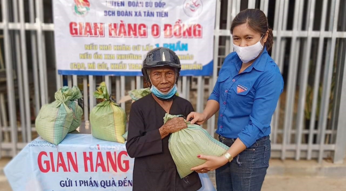 3-135259_910.jpg Các hoạt động giúp người dân vượt qua khó khăn bởi Covid 19. Ảnh: Trần Trung.
