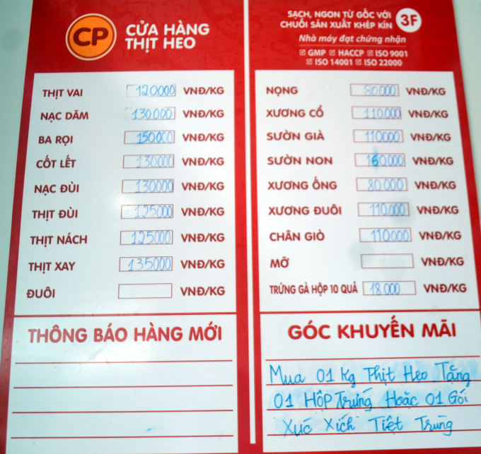 khai-truong-cua-hang-ban-thit-lon-sach-cp-foods-house-dau-tien-tai-binh-phuoc-081530_20200701_973.jpg Giá niêm yết các sản phẩm thịt lợn tại CP Foods House. Ảnh: Trần Trung.