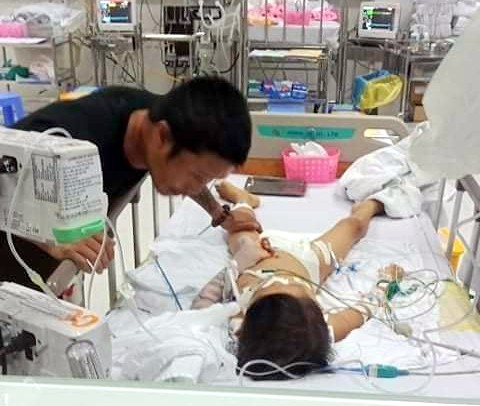 111-175133_351.jpg Cháu C tại bệnh viện nhi đồng 2. Ảnh: người nhà cháu C cung cấp.