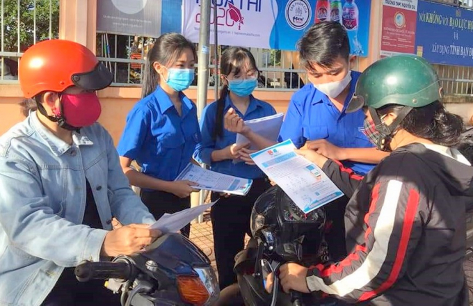 chuong-trinh-tiep-suc-ky-thi-co-mot-khong-hai-121544_20200810_436.jpg Tư vấn và tạo tâm lý thoải mái nhất cho các thí sinh trước khi bước vào phòng thi. Ảnh: Trần Trung.