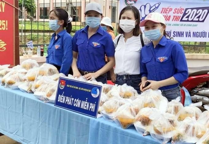 chuong-trinh-tiep-suc-ky-thi-co-mot-khong-hai-121857_20200810_856.jpg Phát cơm miễn phí cho các thí sinh sau buổi dự thi. Ảnh: Trần Trung.