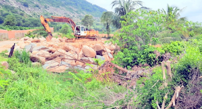 Cả khu vực rộng lớn bên sườn núi Phụng tan hoang vì khai thác đá. Ảnh: Trần Trung.