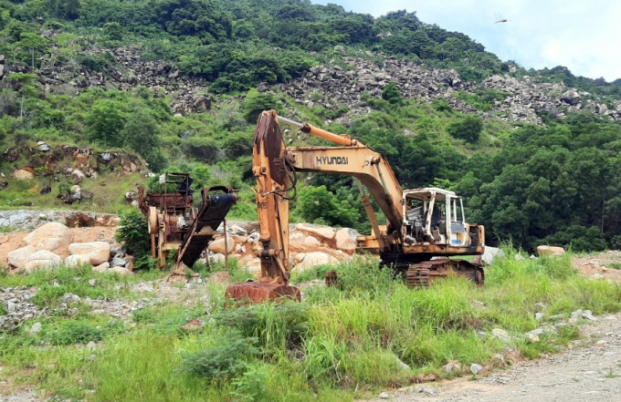 Những chiếc xe phục vụ khai thác đá chưa kịp rút đi khỏi công trường. Ảnh: Trần Trung.