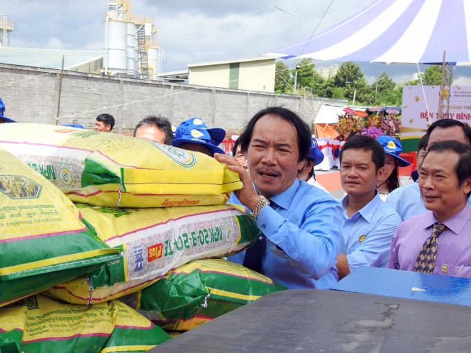 4-180221_999.jpg Ông Lê Quốc Phong và các đại biểu xếp những bao phân bón 2 Phong đầu tiên lên cầu cảng vận chuyển đi ĐBSCL.
