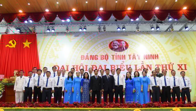 2-111527_196.jpg Bí thư Tỉnh ủy Tây Ninh chụp hình cùng các đại biểu tham dự Đại hội. Ảnh: CTTĐT TN.