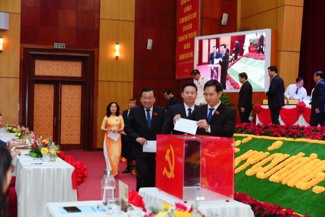 4-111327_377.jpg Đại hội làm quy trình bầu BCH, BTV Tỉnh ủy Tây Ninh khóa mới. Ảnh: CTTĐT TN.