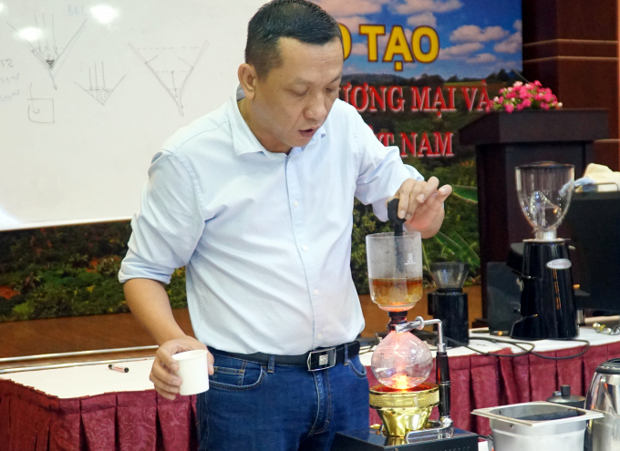 222-154031_859.jpg Ông Nguyễn Tấn Vinh, chuyên gia rang xay và pha chế cà phê hướng dẫn cách pha chế cà phê. Ảnh: Nguyễn Thủy.