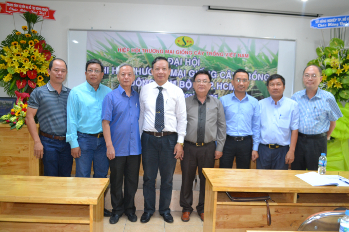 Ban chấp hành khóa mới ra mắt Đại hội. Ảnh: Trần Trung.