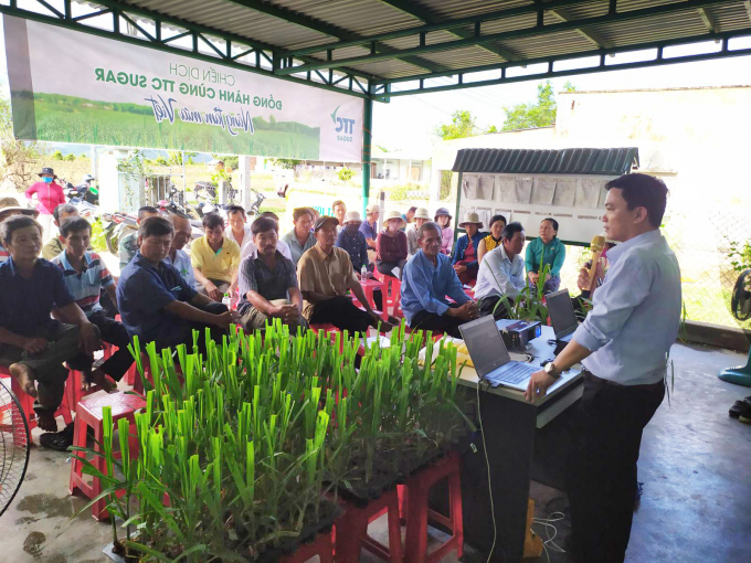 hinh-2-145538_986.jpeg Bà con nông dân chăm chú theo dõi hướng dẫn sử dụng các chế phẩm chuyên dùng cho mía như: Root Booster, Grow Booter, CCS Booster,… trong chăm sóc mía stump bầu.