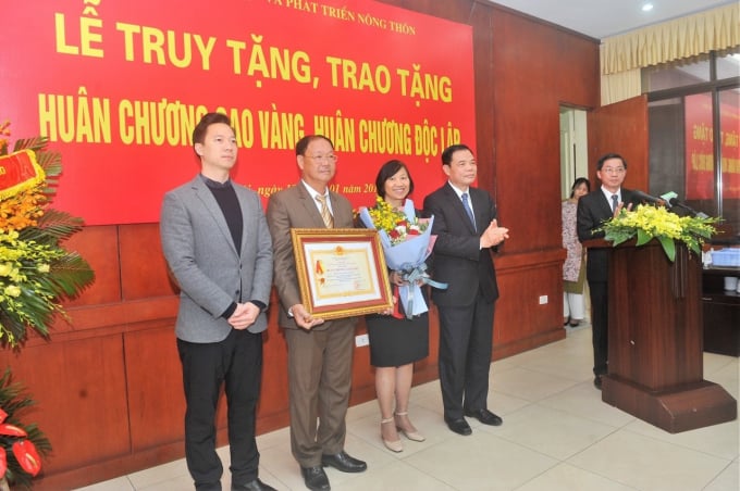 anh-160628_347.jpeg Bộ trưởng Bộ NN&PTNT Nguyễn Xuân Cường thay mặt lãnh đạo Đảng, Nhà nước truy tặng Huân Chương Sao Vàng cho đại diện đồng chí Trần Quý Kiên.