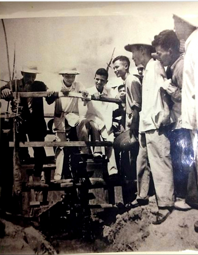 anh-ong-kien-160619_325.jpg Ông Trần Quý Kiên cùng Chủ tịch Hồ Chí Minh guồng nước chống úng với nhân dân xã Hiệp Lực, huyện Ninh Giang, tỉnh Hải Dương ngày 26/7/1962.