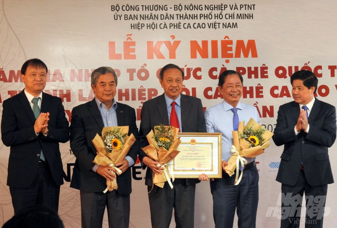 nganh-ca-phe-phat-trien-vuot-bac-trong-30-nam-qua-130918_20210115_347.jpg Trao tặng Bằng khen cho đại diện VICOFA.