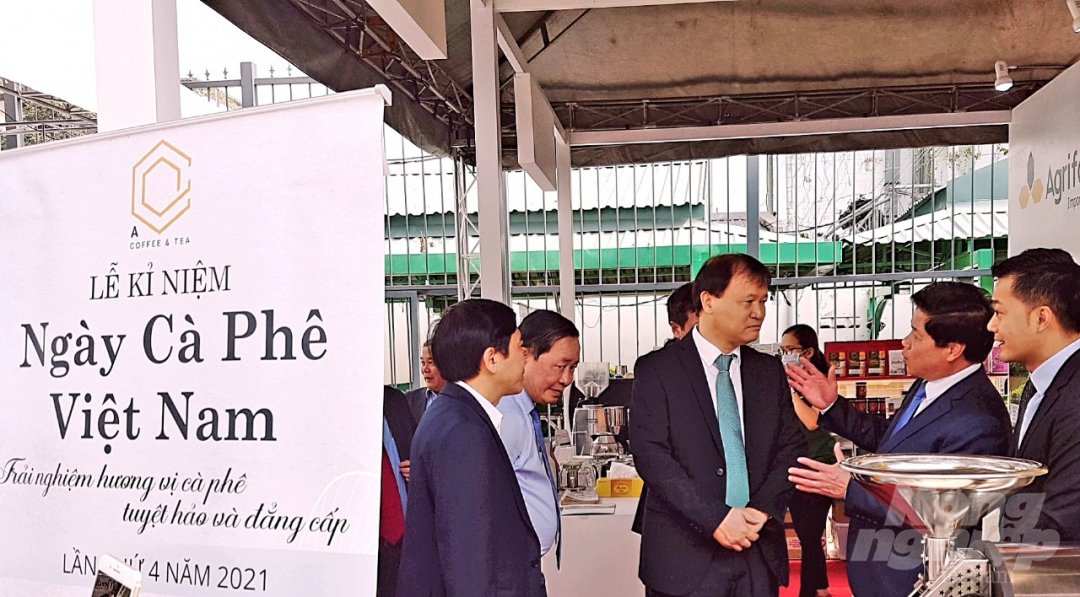 nganh-ca-phe-phat-trien-vuot-bac-trong-30-nam-qua-130934_20210115_495.jpg Thứ trưởng Bộ NN-PTNT và Thứ trưởng Bộ Công Thương tham quan các gian hàng cà phê, sáng 15/1.