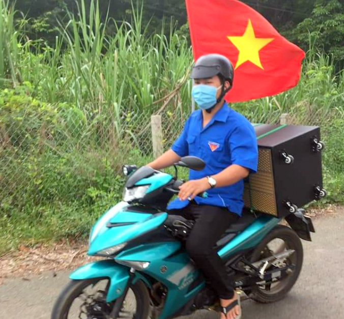 cong-loa-di-khap-vung-bien-canh-bao-covid-19-145900_20210611_290.jpg Nhờ đặc điểm nhỏ gọn, dễ di chuyển, những chiếc loa được các bạn đoàn viên thanh niên dễ dàng 'cõng' trên xe máy. Ảnh: CTV.