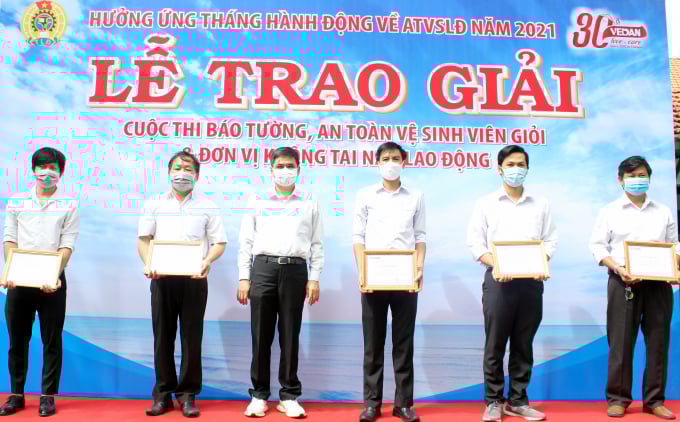 ong-ko-chung-chih--pho-tong-giam-doc-vedan-viet-nam-trao-giai-cuoc-thi-bao-tuong-an-toan-ve-sinh-vien-gioi-don-vi-lao-dong-khong-tai-nan-nam-2021-cho-cac-dai-dien-xuat-sac-143757_319.jpg Ông Ko Chung Chih - Phó Tổng Giám đốc Vedan Việt Nam trao giải 'Cuộc thi báo tường, an toàn vệ sinh viên giỏi, đơn vị lao động không tai nạn' năm 2021 cho các đại diện xuất sắc.