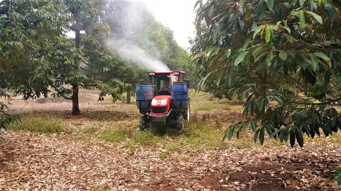 Cơ giới hóa được HTX áp dụng để phun thuốc BVTV bằng men vi sinh nhằm tăng hiệu quả. Ảnh: CTV.