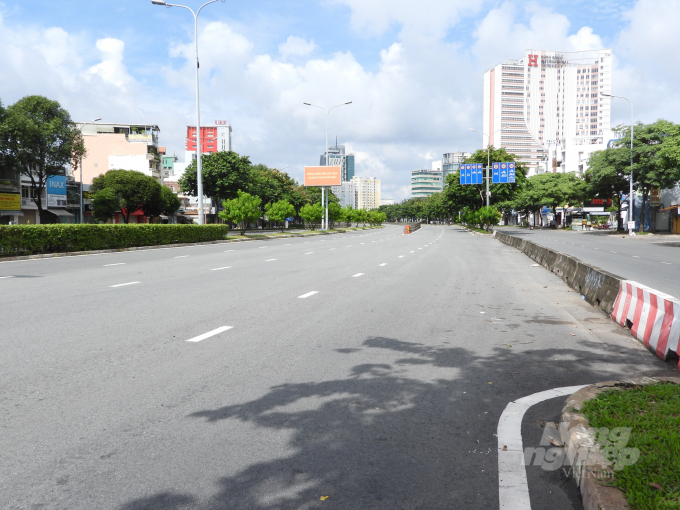 2-102709_754.jpg Đường Điện Biên Phủ đoạn từ Hàng Xanh đến vòng xoay Điện Biên Phủ, Quận Bình Thạnh, 9h15 sáng 23/8. Ảnh: Hồng Thủy.