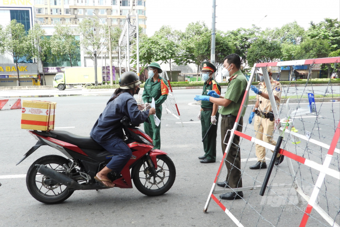 20210823_101553-102921_66.jpg Tại chốt kiểm soát cầu Văn Thánh, P25, Quận Bình Thạnh, một trường hợp người ra đường buộc quay đầu khi giấy tờ ra đường không hợp lệ. Ảnh: Hồng Thủy.