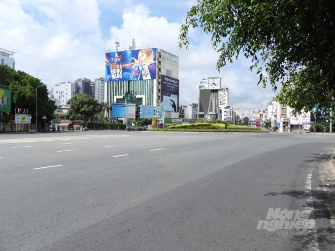 3-104326_559.jpg Vòng xoay Điện Biên Phủ, Quận 1, lúc 9h30 sáng 23/8. Ảnh: Hồng Thủy.