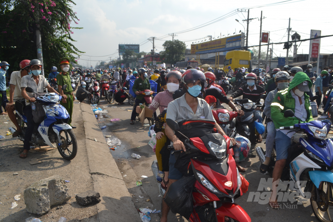 dong-xe-bi-ket-cung-toi-cung-khong-duoc-lui-cung-khong-xong-102750_102.jpg Tuy nhiên, lượng xe máy đổ về đây ngày một đông. NNVN tiếp tục cập nhật... Ảnh: Trần Trung.