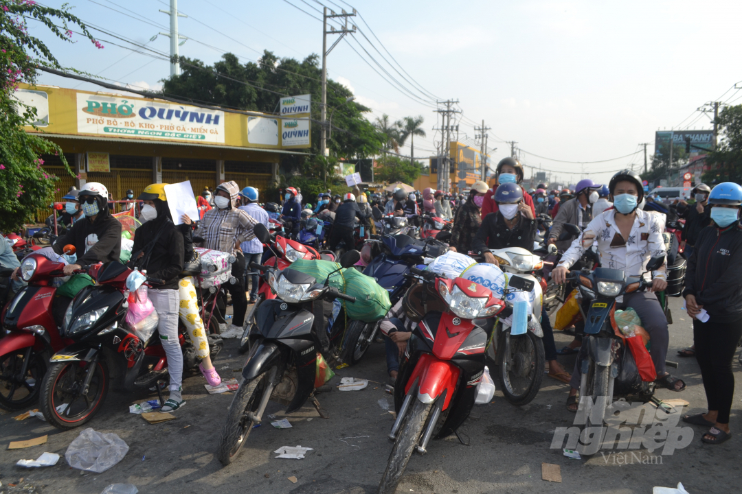 nhieu-gia-dinh-dem-theo-hang-hoa-linh-kinh-ket-tai-chot-suot-dem-qua-bo-lai-xe-de-tranh-thu-vao-via-he-chop-mat-ty-101956_560.jpg Nhiều gia đình đem theo đồ đạc, bị kẹt tại chốt suốt đêm qua nên bỏ lại xe để tranh thủ vào vỉa hè nghỉ ngơi. Ảnh: Trần Trung.
