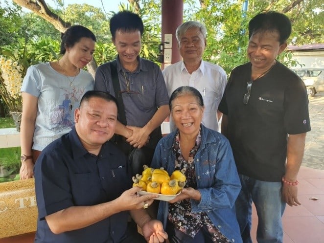 Chị Vưu Thị Mai tặng điều cho anh Lê Trần Trường An - Tổng Giám đốc Tổ chức Kỷ Lục Việt  Nam (Vietking).