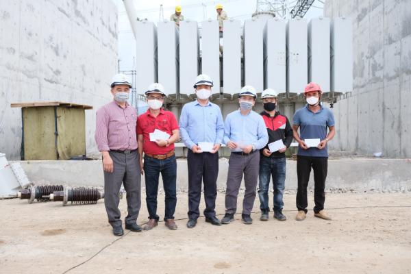 doan-cong-tac-do-dc-nguyen-phuc-an--giam-doc-ptc1-dan-dau-den-tham-va-lam-viec-trao-qua-cho-cbcnv-dang-thi-cong-tai-cong-truong-160201_803.jpeg Ông Nguyễn Phúc An - Giám đốc PCT1 tặng quà cho các đơn vị hoàn thành vượt tiến độ.