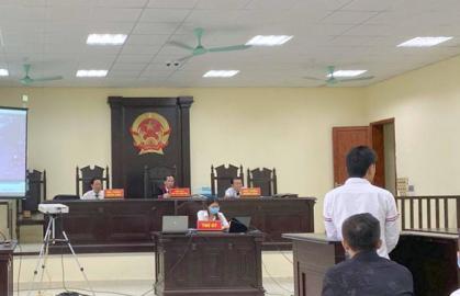 Phiên xử sơ thẩm vụ án 'cố ý gây thương tích' trong lúc đá bóng với cán bộ công an Thanh Hóa diễn ra ngày 13/8/2020. Ảnh: Linh Nhi.