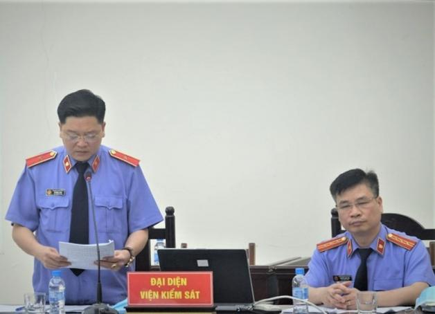 Đại diện VKS giữ quyền công tố tại phiên tòa trình bày bản luận tội và đề nghị mức án đối với từng bị cáo. Ảnh: C.Hùng.