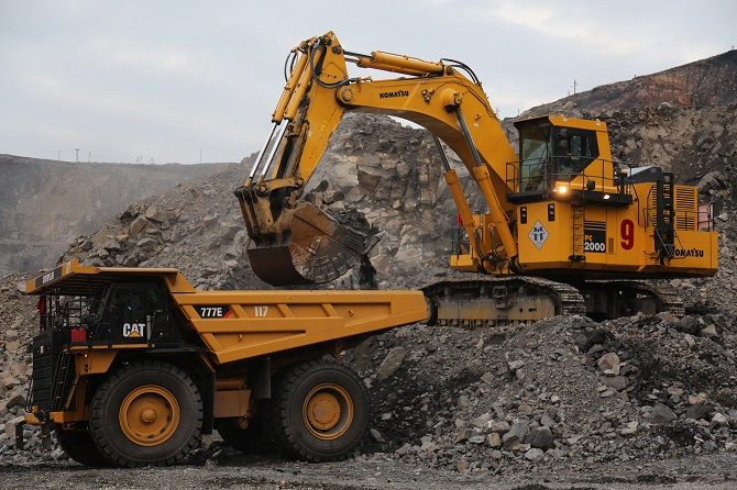 Hoạt động bốc xúc và vận chuyển đất đá tại khai trường than Hà Tu. Ảnh - hatucoal.vn