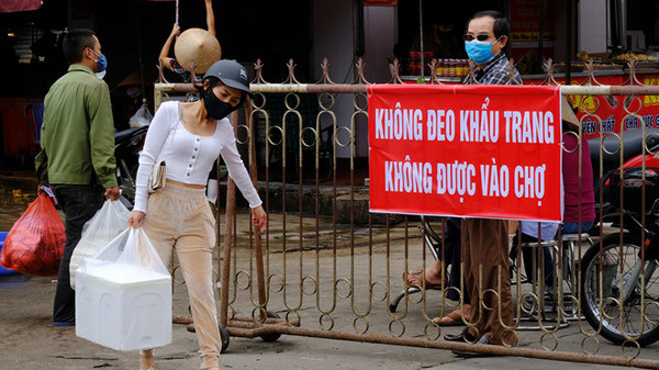Lãnh đạo TP Hạ Long cho biết thông tin TP sẽ bêu tên người đi chợ quá 2 lần một ngày là không đúng. Ảnh: Thanh Niên