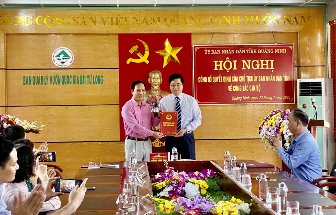Ông Đặng Huy Hậu, Phó Chủ tịch Thường trực UBND tỉnh, trao quyết định Phó Giám đốc BQL Vườn Quốc gia Bái Tử Long cho ông Nguyễn Hải Khiên. Ảnh: Việt Hưng.