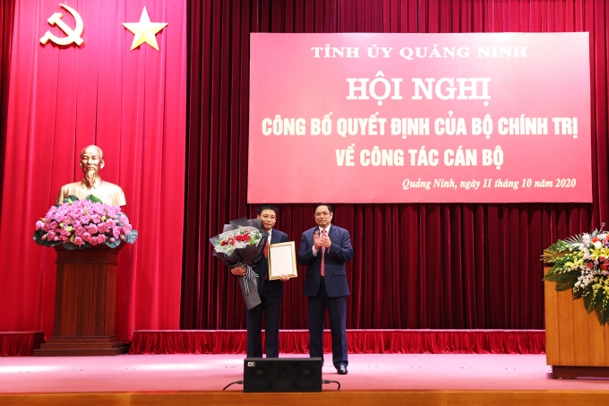 ong-nguyen-van-thang-lam-bi-thu-tinh-uy-dien-bien-201225_20201011_99.jpg Ông Phạm Minh Chính, Ủy viên Bộ Chính trị, Bí thư Trung ương Đảng, Trưởng Ban Tổ chức Trung ương, trao Quyết định của Bộ Chính trị cho ông Nguyễn Văn Thắng. Ảnh: Đỗ Phương