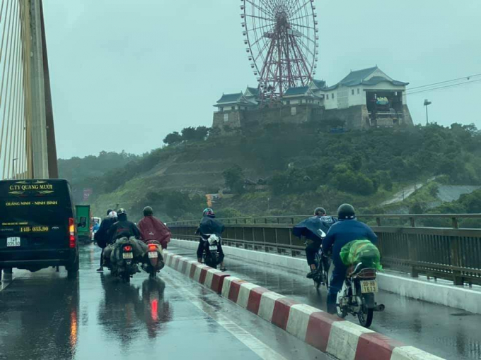 Mưa lớn kèm theo gió to khiến cho các phương tiện di chuyển rất khó khăn qua cầu Bãi Cháy. Ảnh: Việt Phương