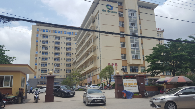 20180517_114039-141821_553.jpg Sau khi chém vợ con và người thân, Bùi Văn Sỹ đã lên tầng 10 bệnh viện Bãi Cháy nhảy xuống tự vẫn. Ảnh: Hoàng Nguyên