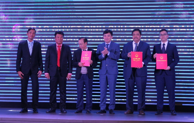 Ông Ngô Hoàng Ngân trao quyết định chủ trương đầu tư và giấy chứng nhận đầu tư cho dự án Bến cảng cao cấp Ao Tiên - Vân Đồn và Tổ hợp khách sạn và căn hộ nghỉ dưỡng cao cấp Ao Tiên - Cát Linh Vân Đồn. Ảnh: Cường Vũ