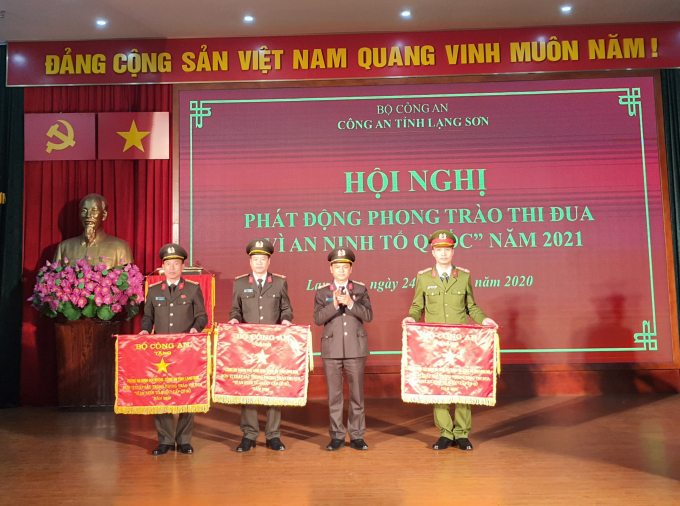Các tập thể thi đua xuất sắc năm 2020 của Công an tỉnh Lạng Sơn được nhận Cờ thi đua của Bộ Công an. Ảnh: Cường Vũ